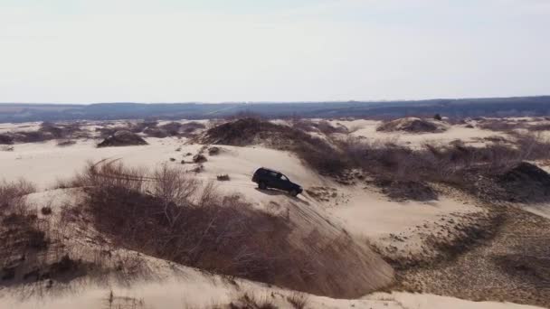 Morosowski, Gebiet Rostow, Russland - ca. April 2018: Auto in der Sandwüste — Stockvideo