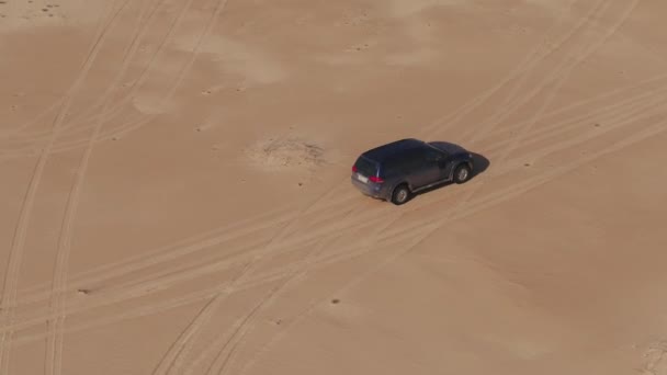 Morozovsky, Región de Rostov, Rusia - aprox. Abril 2018: coche en el desierto de arena — Vídeo de stock