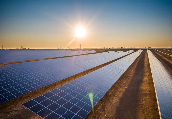 Solar Power Station-bovenaanzicht: lange rijen zonnepanelen bij zonsondergang — Stockfoto