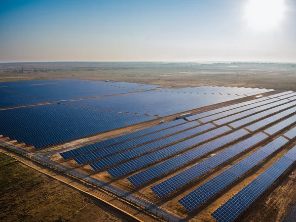Güneş Enerjisi İstasyonu - Havadan Görünüm: Gün batımında Güneş Panelleri Uzun Satırlar