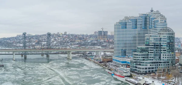 Rostov-on-Don, Ryssland-januari 2019: Riverside och vit ängel på en vinterdag — Stockfoto