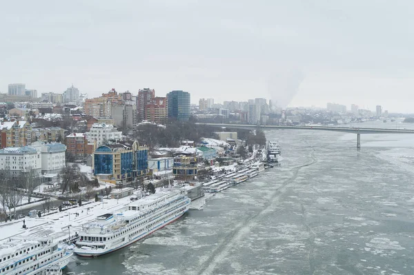 Rostov-on-Don, Ryssland-januari 2019: Rostov Embankment och Don River på vintern — Stockfoto