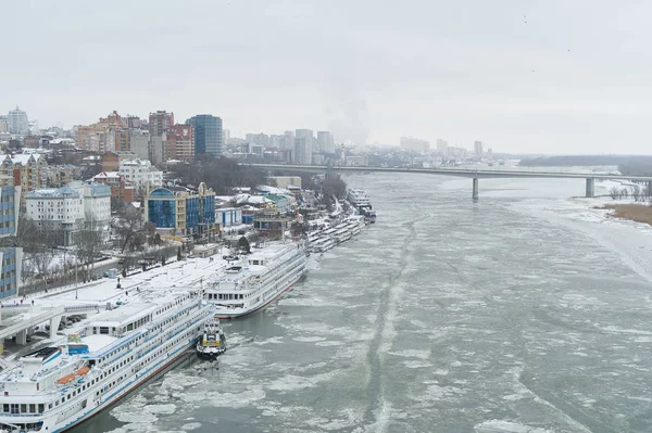 Rostov-sur-le-Don, Russie - Janvier 2019 : remblai de Rostov et la rivière Don en hiver — Photo