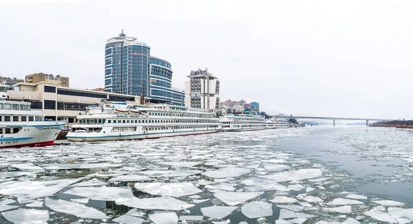 Rostov-on-Don, Ryssland-januari 2019: Rostov Embankment och Don River på vintern — Stockfoto