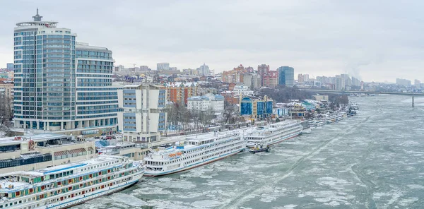 Rostov-on-Don, Ryssland-januari 2019: Rostov Embankment och Don River på vintern — Stockfoto
