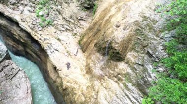 Bir dağ geçidindeki nehir, Guamka, Rusya Federasyonu