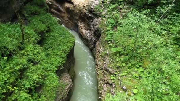 Řeka v horské soutěsce, Guamka, Rusko — Stock video
