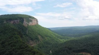 Helikopterden dağların tepesine bak, Mezmay köyü, Rusya