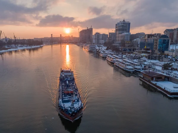 Rostov-sur-le-Don, Russie - 1er mars 2018 : Don River et Rostov Embankment au coucher du soleil — Photo