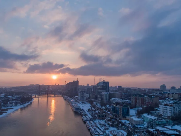 Rostov-on-Don, Rusia - 1 de marzo de 2018: Río Don, terraplén y centro de la ciudad al atardecer —  Fotos de Stock