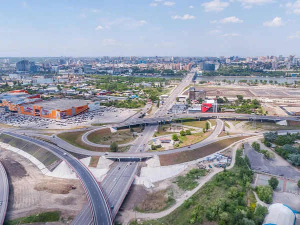 Rostov-on-Don, Rusia - 17 de mayo de 2018: cruce de carreteras complejo - vista desde una altura — Foto de Stock