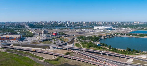 Rostov-on-Don, Rusia - 17 de mayo de 2018: cruce de carreteras en la entrada de la ciudad - vista desde una altura — Foto de Stock