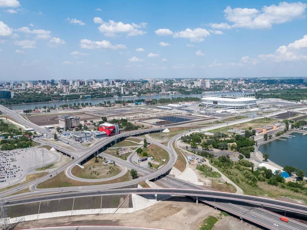 Rostov-on-Don, Rusia - 17 de mayo de 2018: cruce de carreteras complejo - vista desde una altura — Foto de Stock