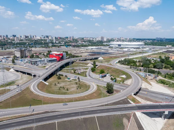 Rostov-on-Don, Rusia - 17 de mayo de 2018: cruce de carreteras complejo - vista desde una altura —  Fotos de Stock