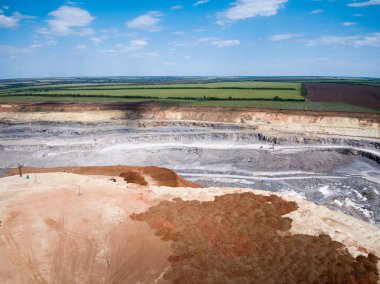 Özel ekipmanlar kariyerlerinde çalışır. Zhirnovsky ezilmiş taş fabrikası, Rostov Region, Rusya - 2018