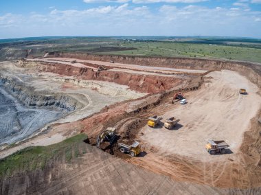 Özel ekipmanlar kariyerlerinde çalışır. Zhirnovsky ezilmiş taş fabrikası, Rostov Region, Rusya - 2018