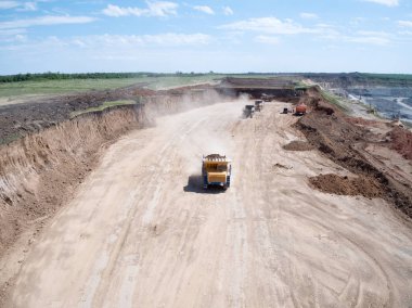 Özel ekipmanlar kariyerlerinde çalışır. Zhirnovsky ezilmiş taş fabrikası, Rostov Region, Rusya - 2018