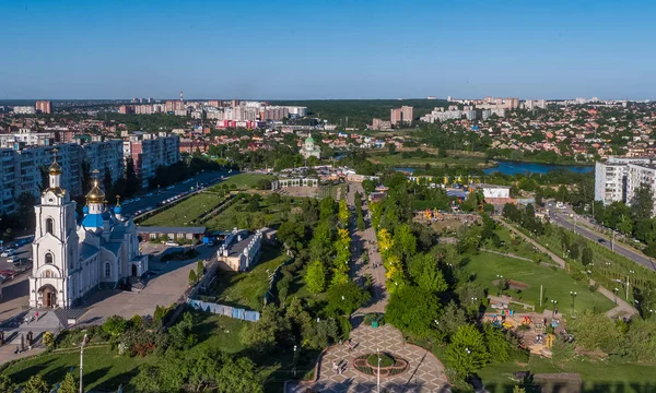Rostov-on-Don, Rusia - Mayo 2018: Templo de Kazán Icono de la Madre de Dios y Parque de la Amistad — Foto de Stock