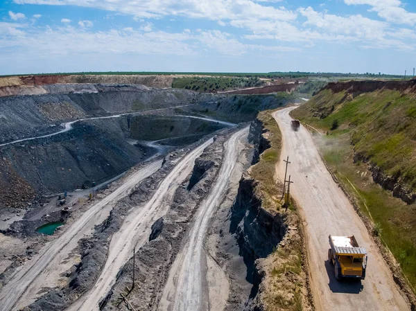 Özel ekipmanlar kariyerlerinde çalışır. Zhirnovsky ezilmiş taş fabrikası, Rostov Region, Rusya - 2018