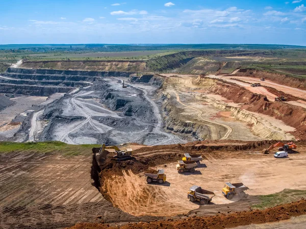 Özel ekipmanlar kariyerlerinde çalışır. Zhirnovsky ezilmiş taş fabrikası, Rostov Region, Rusya - 2018