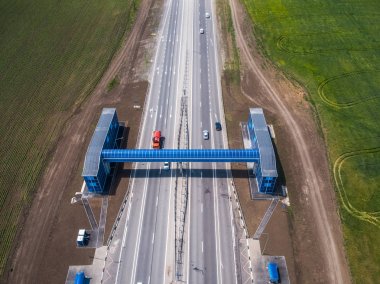 Karayolu üzerinde Yaya geçidi - karayolu üzerinde bir köprü