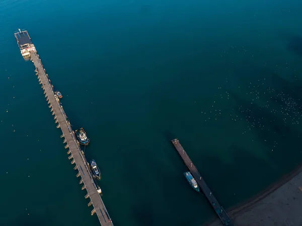 Aerial view of the seashore - turquoise water, piers and boats at the pier — Stock Photo, Image