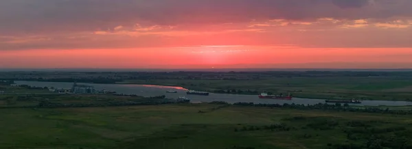 Fartyg på floden vid solnedgången-panoramautsikt över flygplatsen — Stockfoto