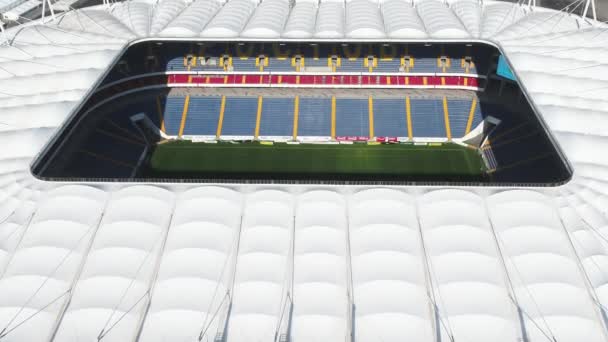 Rostov-on-Don, Rusya - 27 Nisan 2018: Rostov-Arena futbol stadyumu - çatıda, tribünlerde ve sahada üstten görünüm — Stok video