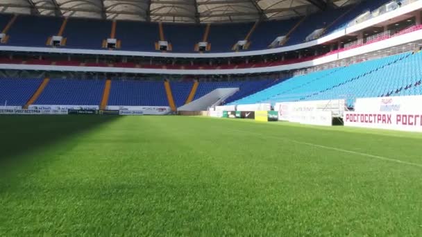 Rostov-on-Don, Rusia - 27 de abril de 2018: estadio de fútbol Rostov-Arena - campo y puestos desde el interior — Vídeos de Stock