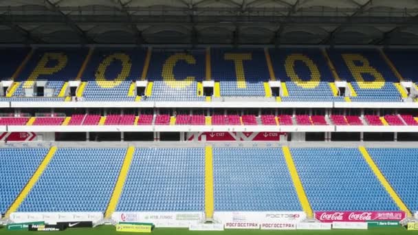 Rostów nad Donem, Rosja-27 kwietnia, 2018: Stadion piłkarski Rostov-Arena-pole i stoi od wewnątrz — Wideo stockowe