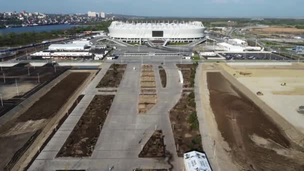 Rostov-on-don, russland - 27. April 2018: rostov-arena fußballstadion - der haupteingang, eine gasse im frühling — Stockvideo