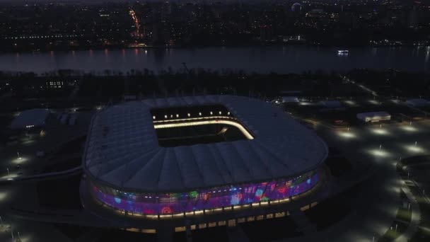 Rostov-on-Don, Rusia - 27 de abril de 2018: estadio de fútbol Rostov-Arena en iluminación nocturna, video-muro — Vídeo de stock