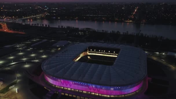 Rostov-sul-Don, Russia - 27 aprile 2018: stadio di calcio Rostov-Arena in illuminazione notturna, video-wall — Video Stock