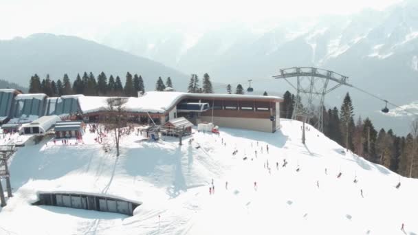 Sochi, Krasnaya Polyana, Ryssland-24 februari 2016: Gazprom Mountain Tourist Center och skidort — Stockvideo