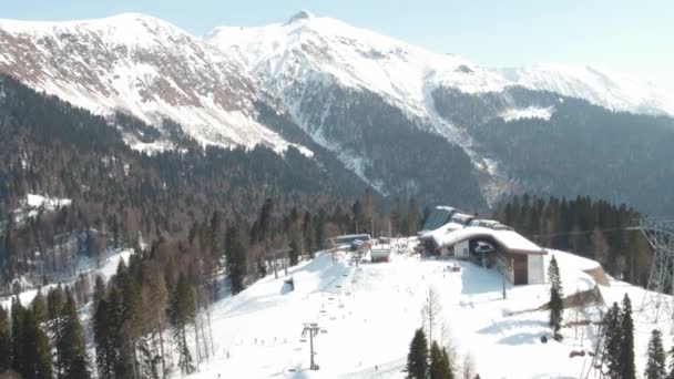 Sochi, Krasnaya Polyana, Rusia - 24 de febrero de 2016: Gazprom, estación de esquí: los pueblos esquían en la ladera de la montaña — Vídeos de Stock