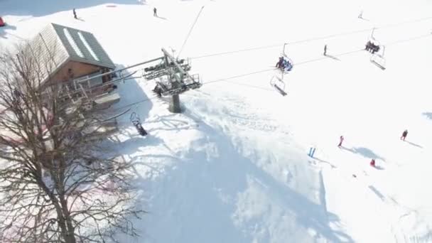 Sochi, Krasnaya Polyana, Rusia - 24 de febrero de 2016: Gazprom centro turístico de montaña. Estación de esquí - vista aérea — Vídeos de Stock