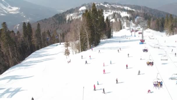 Estância de esqui: montanhas, neve, pessoas esqui - vista aérea — Vídeo de Stock