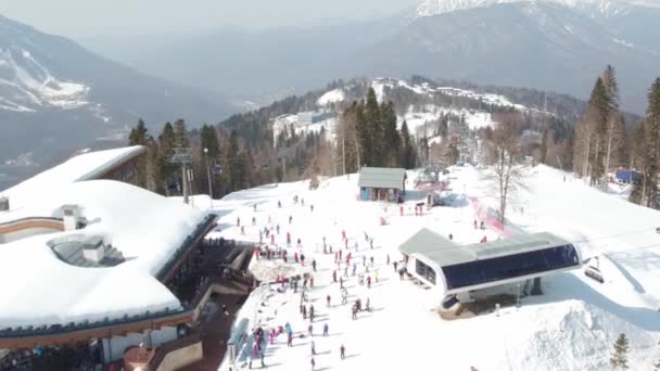 Сочі, Червона Поляна, Росія-24 лютого 2016: "Газпром гірський туристичний центр"-вид з висоти — стокове відео
