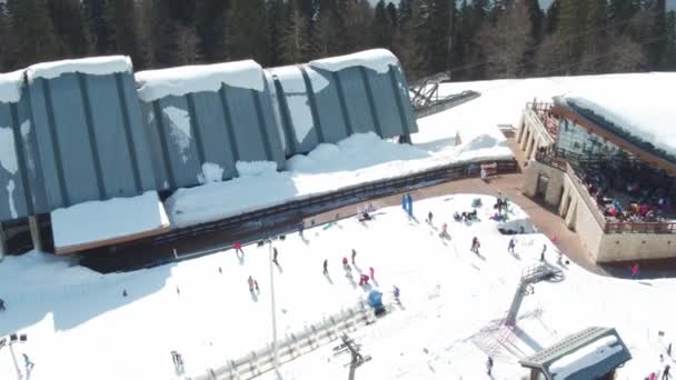 Σότσι, Κράσνακα Πολυάνα, Ρωσία-24 Φεβρουαρίου 2016: Χιονοδρομικό κέντρο Alpika, Pikhtovyi Πριούτ — Αρχείο Βίντεο