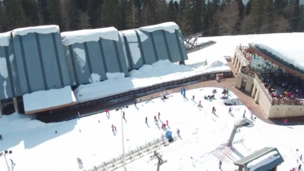 Sochi, Krasnaya Polyana, Rússia - 24 de fevereiro de 2016: Alpika Service Ski Resort, Pikhtovyi Priyut — Vídeo de Stock