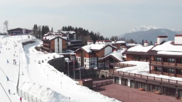 Sochi, Krasnaya Polyana, Rusia - 24 de febrero de 2016: Polyana 1389 Hotel and Spa. Estación de esquí — Vídeo de stock