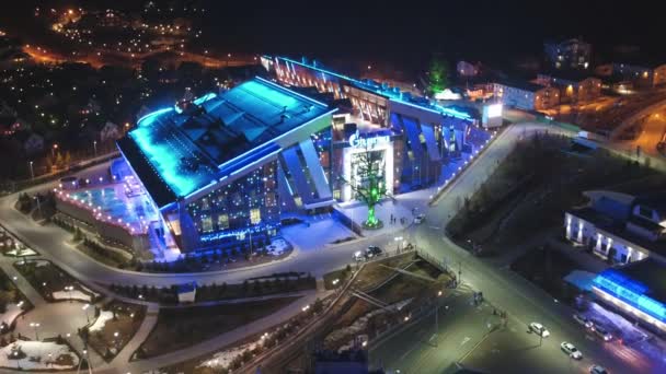 Σότσι, Krasnaya Polyana, Ρωσία-24 Φεβρουαρίου, 2016: Galaxy Center-μοντέρνο κτίριο σε νυχτερινό φωτισμό, εναέρια θέα — Αρχείο Βίντεο