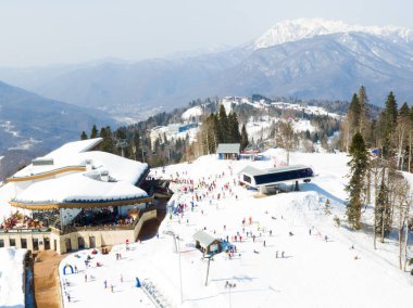 Soçi, Krasnaya Polyana, Rusya - 24 Şubat 2016: Alpika Servis Kayak Merkezi, Pikhtovyi Priyut