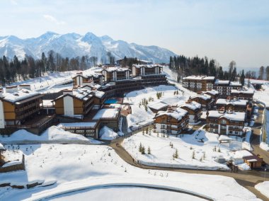 Soçi, Krasnaya Polyana, Rusya - 24 Şubat 2016: Polyana 1389 Otel ve Spa. Kayak