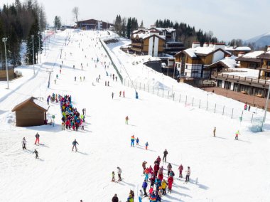 Soçi, Krasnaya Polyana, Rusya - 24 Şubat 2016: Gazprom dağ turizm merkezi ve kayak merkezi