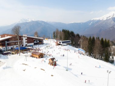 Soçi, Krasnaya Polyana, Rusya - 24 Şubat 2016: Gazprom dağ turizm merkezi - yükseklikten görünümü