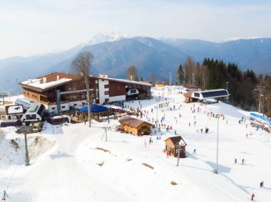 Soçi, Krasnaya Polyana, Rusya - 24 Şubat 2016: Gazprom dağ turizm merkezi - yükseklikten görünümü
