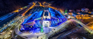 Soçi, Krasnaya Polyana, Rusya - 24 Şubat 2016: Galaxy Center - gece aydınlatmasında modern bina, havadan görünüm