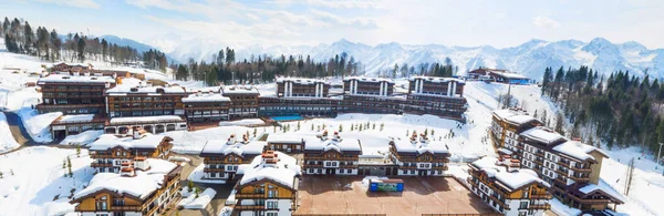Soçi, Krasnaya Polyana, Rusya - 24 Şubat 2016: Polyana 1389 Otel ve Spa. Kayak