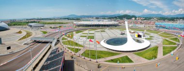 Soçi, Rusochi, Rusya - Mayıs 2016: Soçi Olimpiyat Parkı'nın panoramik manzarası - Olimpik alev